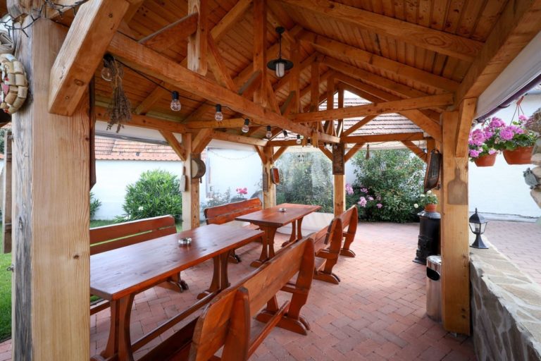 kráľovská husacina,husacina slovenský grob,husacina donáška,najlepšia husacina slovenský grob,zážitková reštaurácia,husacina u jakuba,husacina slovenský grob cena,slovenský grob husacina,Grobsky dvor,Husacina u Zápražnych,Stolček prestri sa,Zlatá hus,husacie hody grob,husacie hody bratislava,oslavy bez starostí,oslavy narodenín,husacina u galika,husacina karolina,husacina gurmánsky dvor,husacina v grobe
